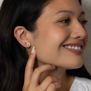 Sterling Silber Horseshoe and Four Leaf Clover Earrings on Model